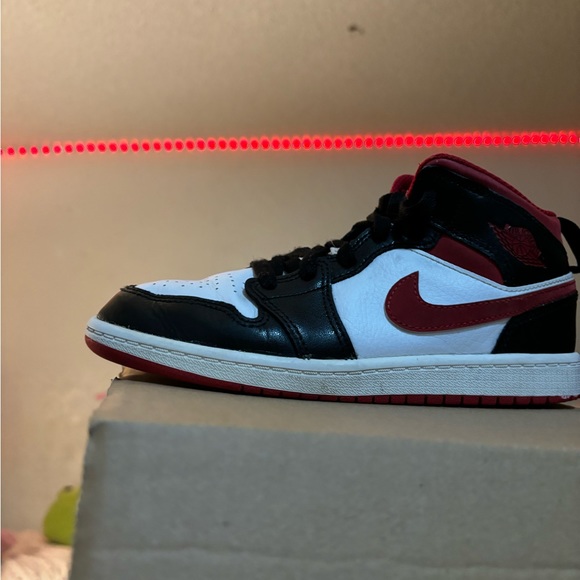 Nike Air Jordan’s 1 mid basketball shoes